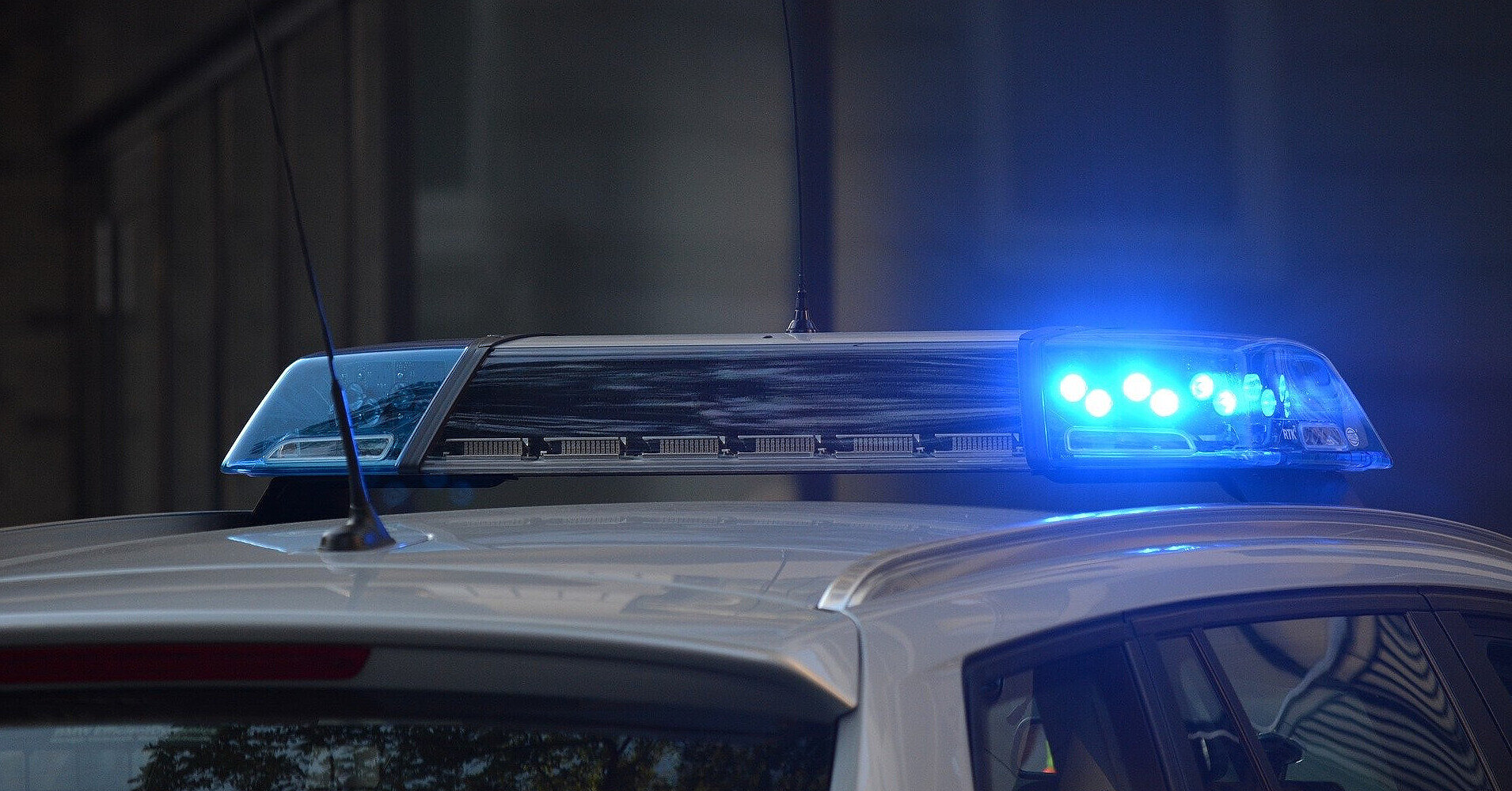 У Польщі затримали чоловіків, які зірвали прапор з консульства України у Перемишлі