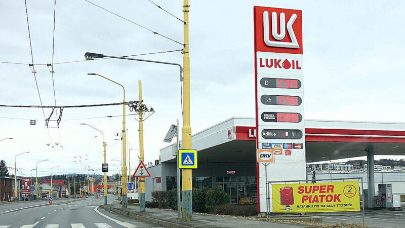 У Грузії обговорюють, чи потрапляє місцева “дочка” Lukоil під санкції США