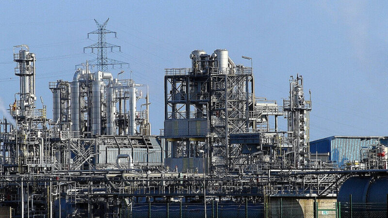 Індійські НПЗ вивчають законні можливості купувати нафту з РФ – Bloomberg