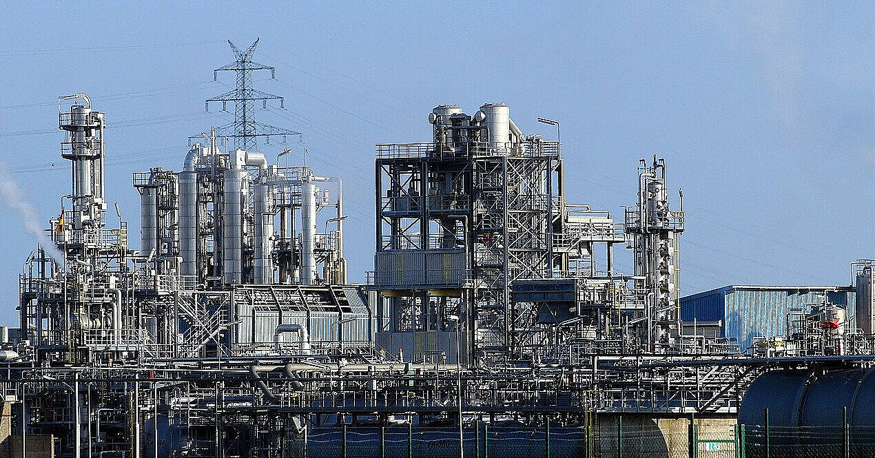 Індійські НПЗ вивчають законні можливості купувати нафту з РФ – Bloomberg