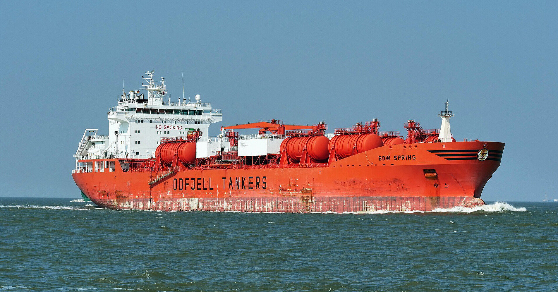 Підсанкційний танкер РФ зламався в Суецькому каналі: загрожував проходженню суден