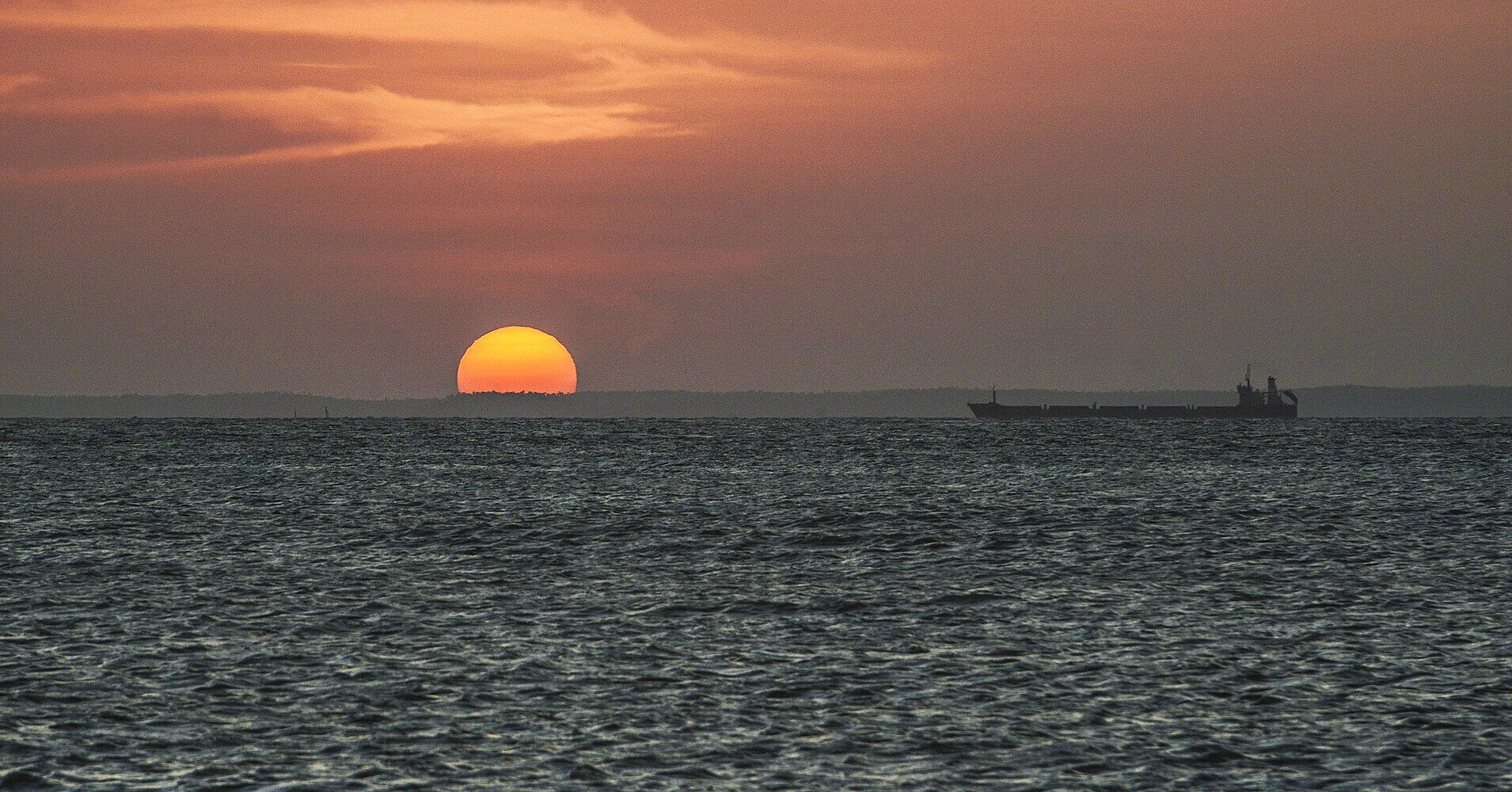У Чорному морі затонуло вантажне судно, українські моряки врятовані