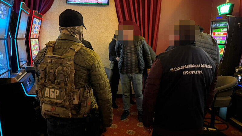 Посадовці міграційної служби вимагали гроші з іноземців за право лишитися в Україні – ДБР