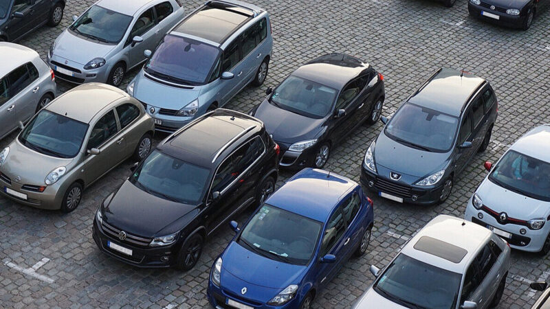 Кабмін дозволив бронювати та закріплювати номери за авто через “Дію”