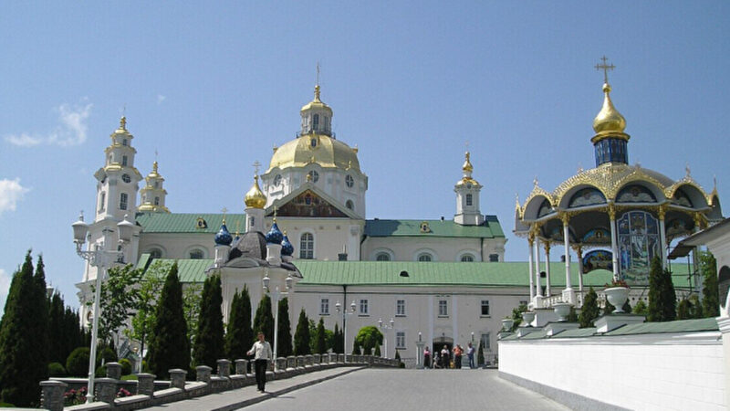 У Почаївській лаврі правоохоронці проводять обшуки