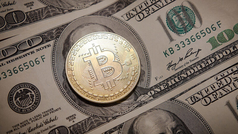 Bitcoin впав нижче 105 тисяч доларів: що це означає для ринку криптовалют
