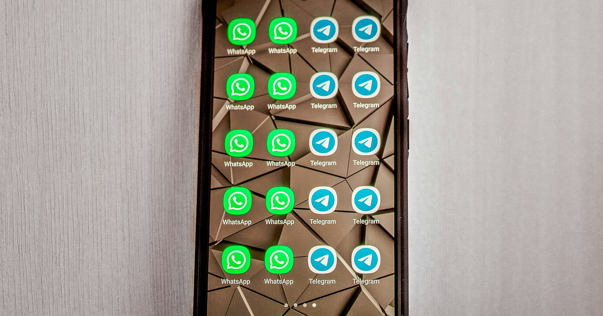 У Росії частково обмежили роботу Telegram та WhatsApp: як пояснюють