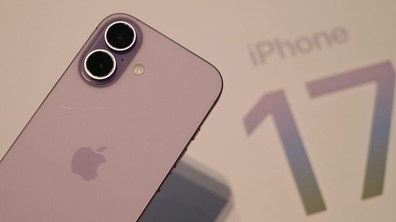Перші продажі iPhone 17 перевищили результати попередньої моделі