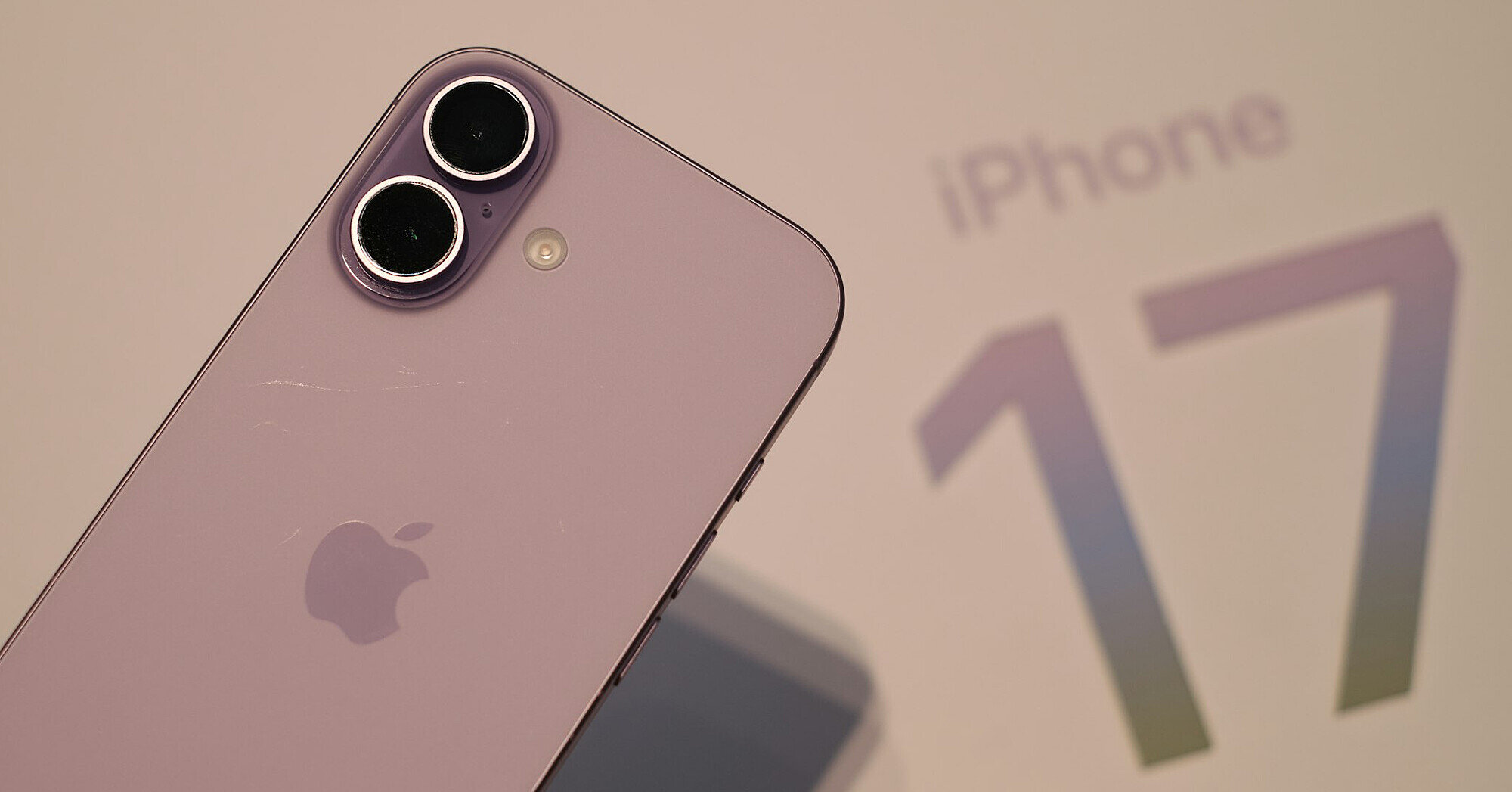 Перші продажі iPhone 17 перевищили результати попередньої моделі