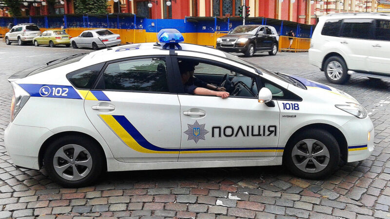 У Києві побили та скинули з інвалідного візка чоловіка у військовій формі