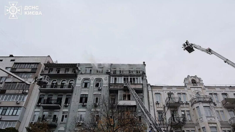 У центрі Києва з учорашнього вечора гасять пожежу у багатоповерхівці