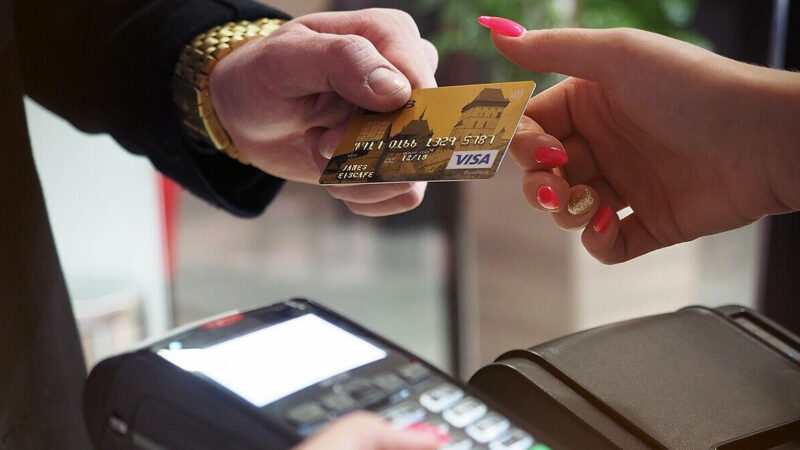 Понад 70% бізнесу в Україні отримують більшість доходу через безготівкові платежі