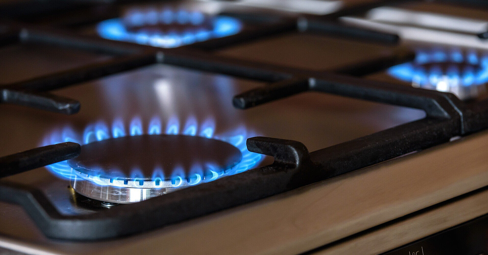 Ціни на газ в Україні знижуються другий місяць поспіль, але вищі за європейські