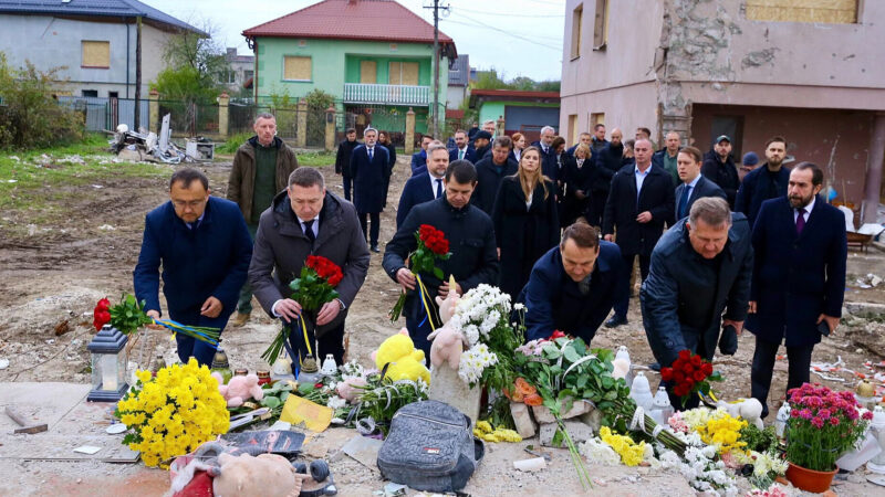 Глава МЗС Польщі прибув в Україну та відвідав місце удару РФ біля Львова