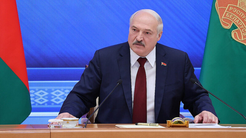 Лукашенко хоче, щоб “смердюча Європа” платила Білорусі за повітря