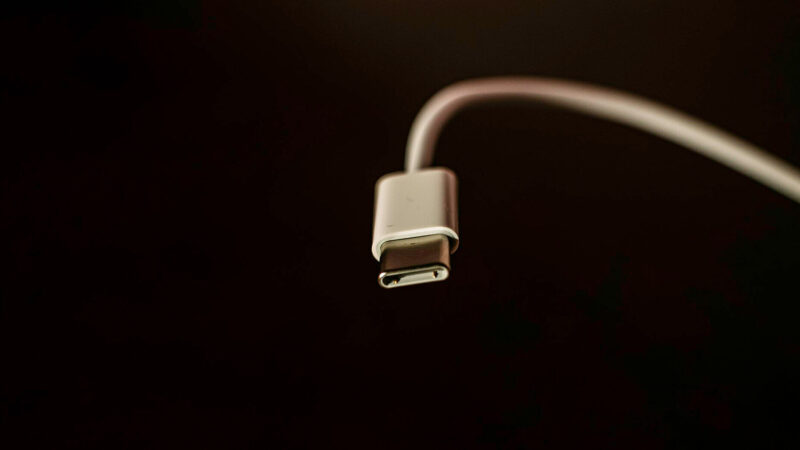 Не лише без зарядки: виробники почали відмовлятися від USB-кабелів в комплекті зі смартфонами