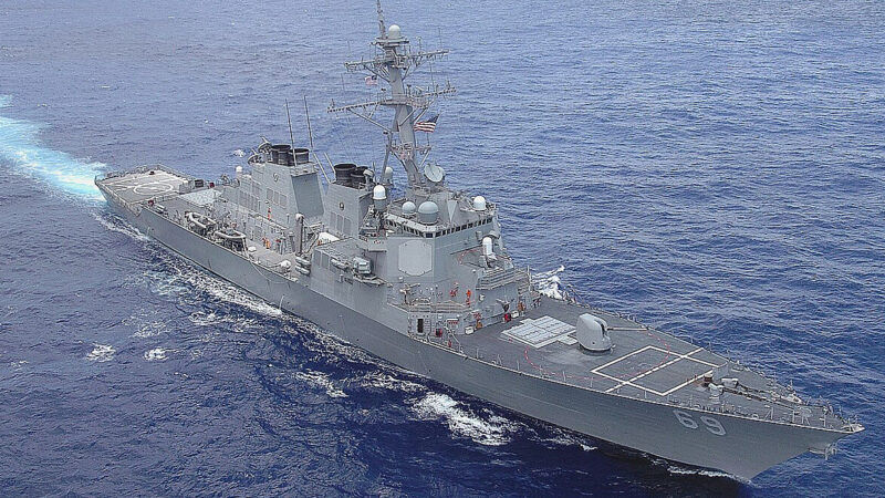 Танкер РФ, зустрівши на шляху есмінець США, “передумав” йти до Венесуели – ЗМІ