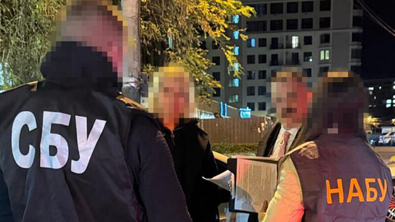 В Одесі на хабарі викрили суддю та адвоката, їм оголосили підозру