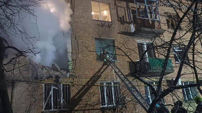 Посол ЄС: на обговорення про мир Росія відповідає мовою ракет, дронів і крові