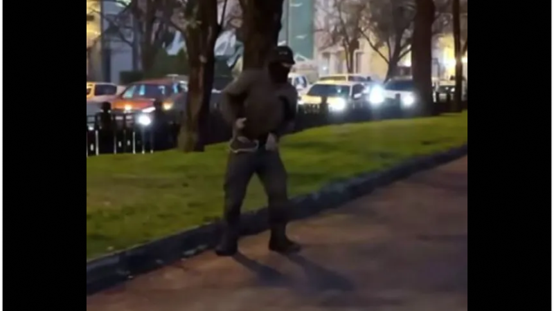 У Дніпрі чоловік у «камуфляжі» напав з ножем на 66-річну жінку: подробиці