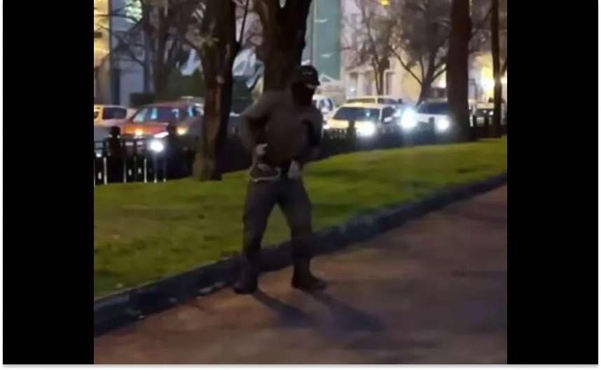 У Дніпрі чоловік у «камуфляжі» напав з ножем на 66-річну жінку: подробиці