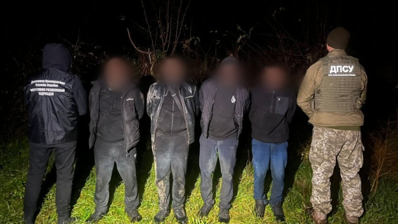 Троє чоловіків із провідником затримані під час спроби незаконно перейти кордон з Румунією: серед втікачів житель Дніпропетровщини