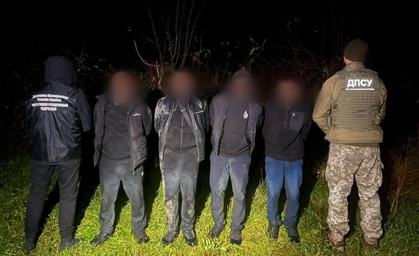 Троє чоловіків із провідником затримані під час спроби незаконно перейти кордон з Румунією: серед втікачів житель Дніпропетровщини