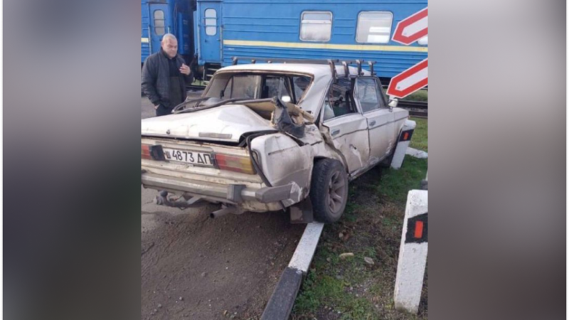 Хотів проскочити: у Дніпропетровській області ВАЗ зіткнувся з потягом