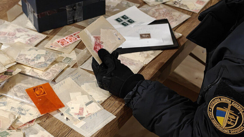 В Україну намагалися незаконно ввезти марки з Гітлером та нацистською символікою