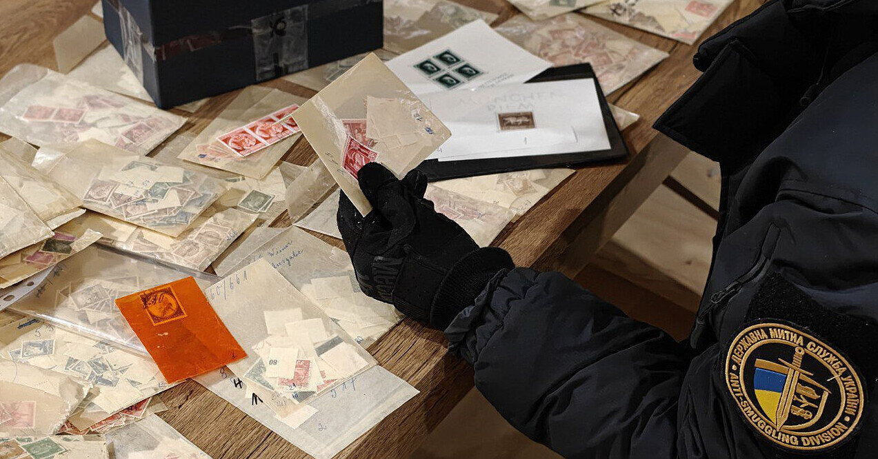 В Україну намагалися незаконно ввезти марки з Гітлером та нацистською символікою