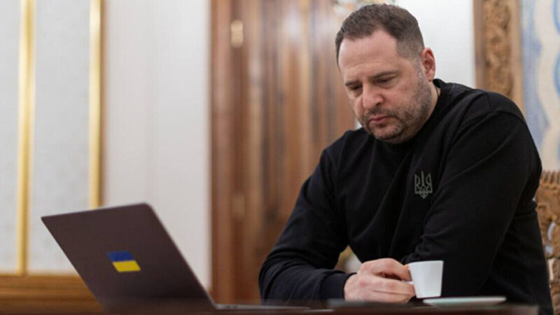 Єрмак повідомив про затримання шахрая, який представлявся його родичем