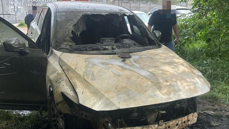 Залучила неповнолітнього сина до підпалів авто: у Дніпрі засудили зловмисницю