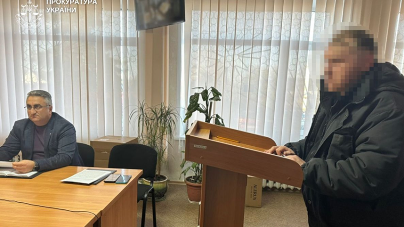 Розбещував 14-річну дівчину та зберігав дитячу порнографію: на Дніпропетровщині повідомили про підозру 49-річному чоловіку