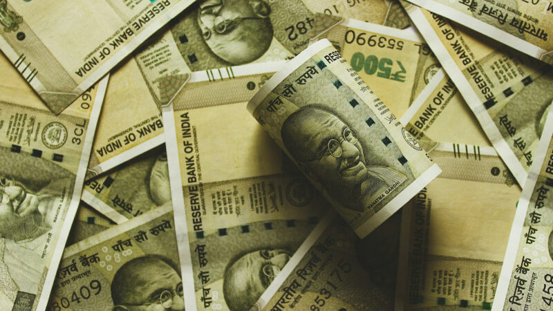 Індійська валюта рекордно слабшає на тлі тарифів США та війни РФ з Україною
