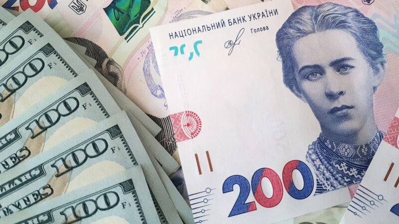 Від Чорної П’ятниці до переговорів з МВФ: чотири фактори тиску на гривню