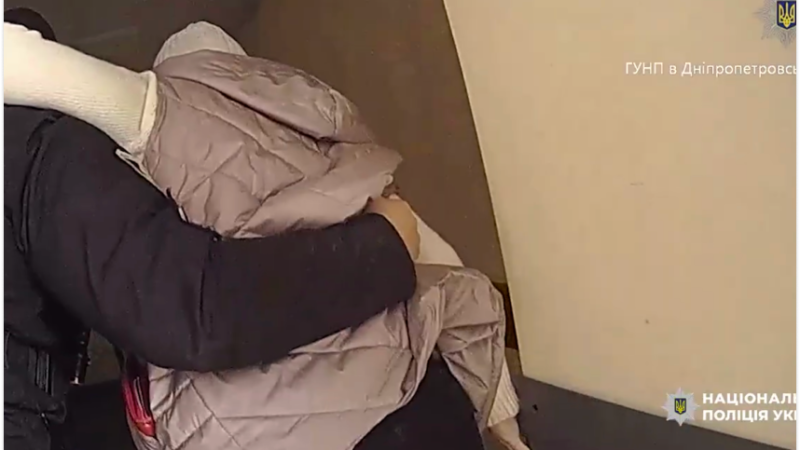 Поліцейські Нікопольщини евакуювали поранену жінку під час атаки ворожого дрона