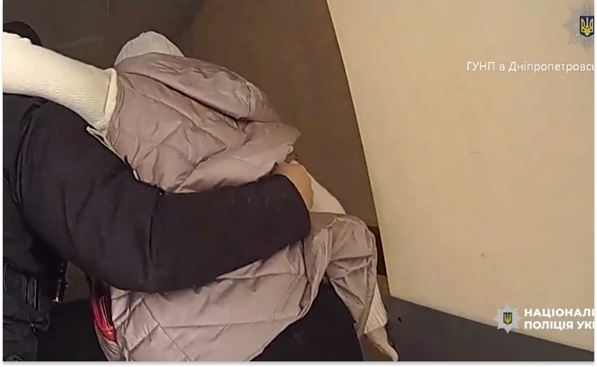 Поліцейські Нікопольщини евакуювали поранену жінку під час атаки ворожого дрона