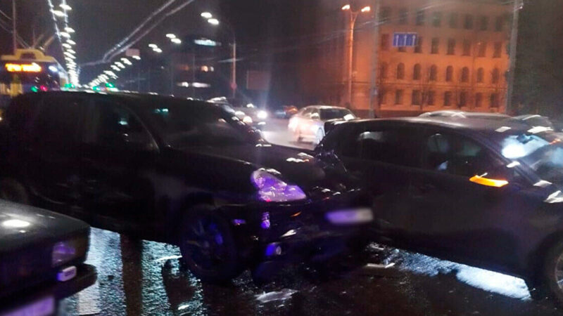 У Києві нетверезий водій Porsche скоїв ДТП, вдарив жінку та влаштував стрілянину