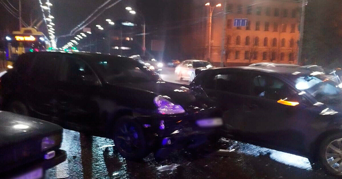 У Києві нетверезий водій Porsche скоїв ДТП, вдарив жінку та влаштував стрілянину