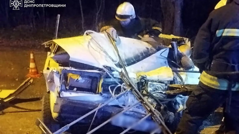 У Дніпрі зіткнулися маршрутне таксі та легковик: є загиблий та постраждалі