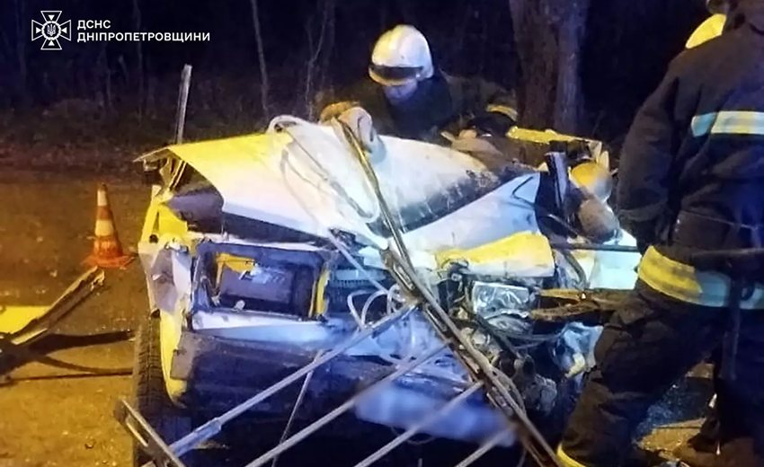 У Дніпрі зіткнулися маршрутне таксі та легковик: є загиблий та постраждалі