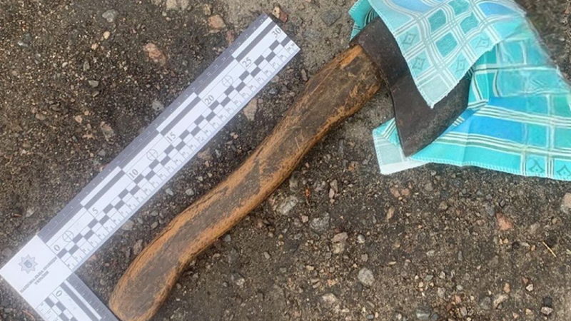 У Кривому Розі чоловік під час служби збив сокирою головний убір священика
