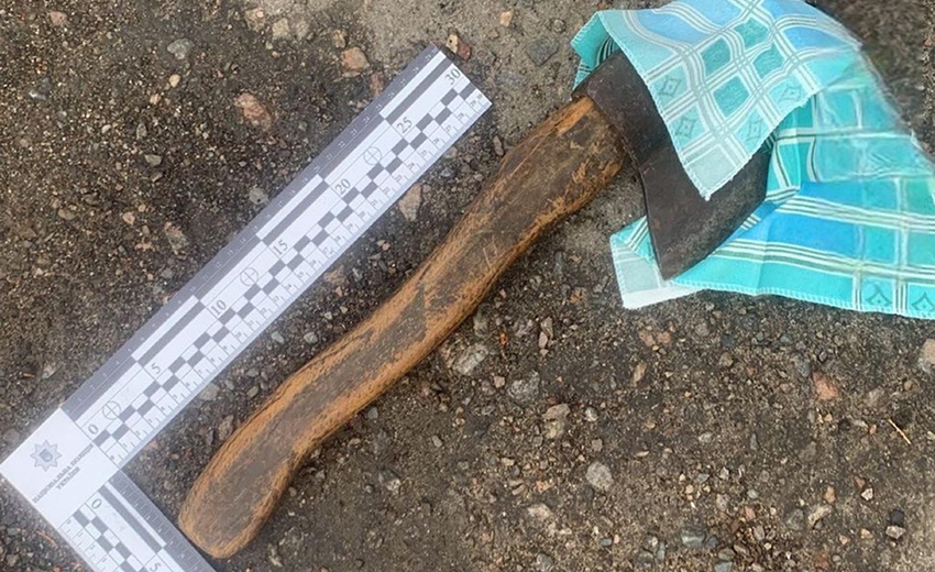 У Кривому Розі чоловік під час служби збив сокирою головний убір священика