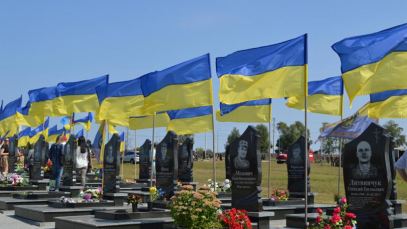 Підпалив хрест на могилі військовослужбовця: правоохоронці Дніпра затримали підозрюваного