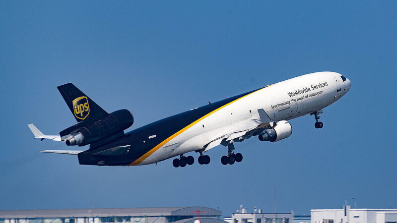 У США під час зльоту розбився вантажний літак: щонайменше троє загиблих