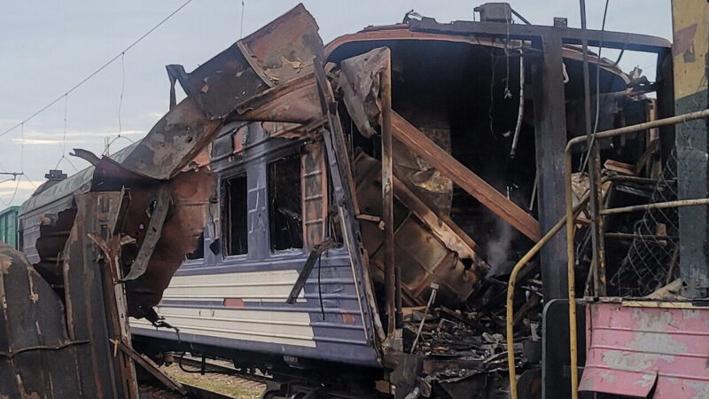 “Укрзалізниця” з початку року втратила 60 пасажирських вагонів через обстріли