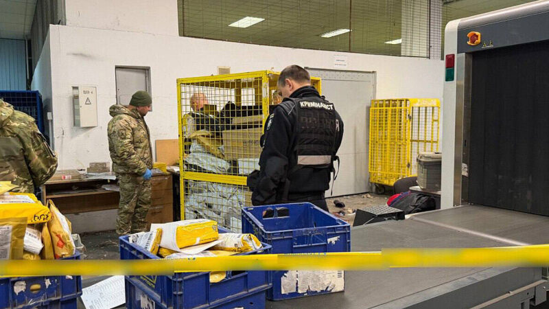 Правоохоронці затримали підозрюваного у вибуху посилки на “Укрпошті” у Києві