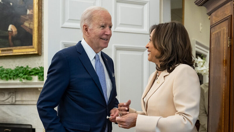 Гарріс у мемуарах розповіла про “злість та розчарування” щодо Байдена