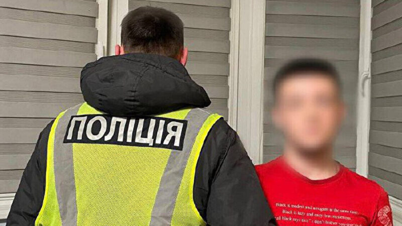 Киянин одягнув форму поліцейського і співав російські пісні, поліція відшукала “співака”