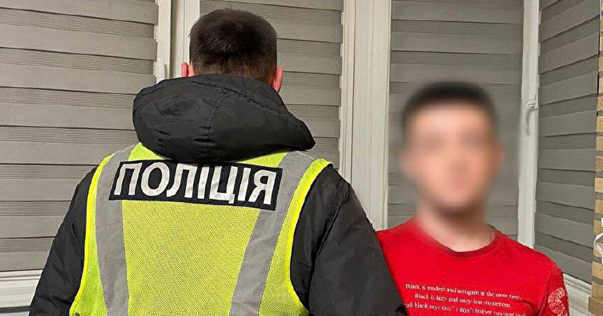 Киянин одягнув форму поліцейського і співав російські пісні, поліція відшукала “співака”